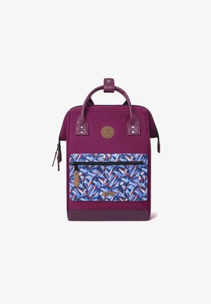Lila Stoffrucksack mit einer geometrisch gemusterten Fronttasche, einem runden Logo und zwei Tragegriffen. Verfügt über einen Reißverschluss und eine strapazierfähige Textur.