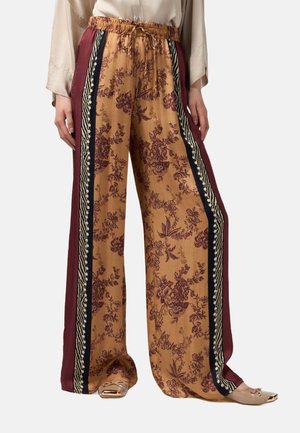 Pantaloni florali cu picioare largi, de culoare muștar, cu dungi laterale burgundii și negre. Au un cordon la talie și un model floral pe toată suprafața.