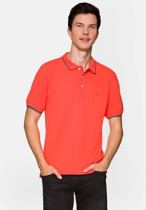 Koszulka polo z krótkim rękawem w żywym kolorze koralowym z kontrastowym kołnierzykiem i wykończeniem rękawów, z trzema guzikami i haftowanym logo.