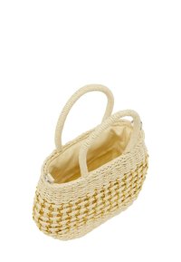 Kudottu beige laukku, jossa on kaksi silmukkakahvaa. Alhaalla on kultainen ketjumallinen kuvio. Sisäosa on vuorattu vaalealla kankaalla.