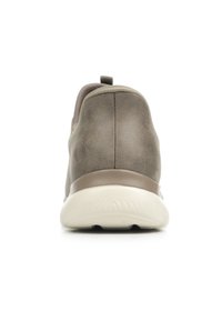 Scarpa con tomaia in camoscio grigio, accentuata da un tacco marrone scuro e una suola in gomma crema. Presenta un gancio sul retro per una facile indossabilità.