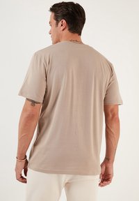 Buratti REGULAR FIT - Printtipaita - mink