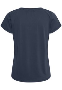 Námorně modré tričko s krátkým rukávem, kulatým výstřihem, vyrobené z měkkého materiálu s hladkou texturou, s zaobleným lemem a bez viditelných vzorů.
