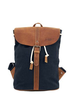 Námornícka modrá plátenná batoh s hnedým koženým prekrytím, remienkom, prackou a bielym sťahovacím šnúrkou.