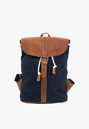 Granatowy płócienny plecak z brązową skórzaną klapą, paskiem, klamrą oraz białym zamknięciem na sznurek.