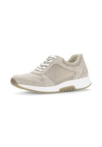 Lichtgrijze sneaker van suede en mesh materialen, met een ronde neus en witte zool. Kenmerkt zich door textuurelementen en een vetersluiting.