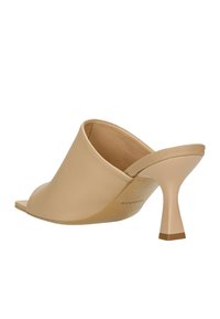 Beige kožené muly s otevřenou špičkou, s jemně zakřiveným siluetou, vybavené stiletto podpatkem, hladkou texturou a minimálními stehy.