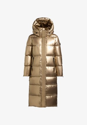 Zlatý nadýchaný kabát s vysokým límcem a kapucí. Má lesklý prošívaný povrch, dlouhou délku a boční kapsy na zip.