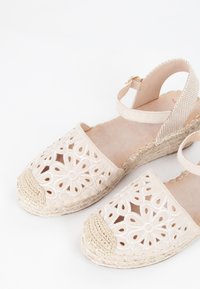 Miriade Sandalias de cuña - beige