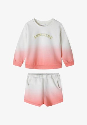 Bawełniany komplet składający się z dwóch części, z białym do różowego gradientem. Bluza z napisem "SUNSHINE" w złotym brokacie; szorty z kieszeniami.