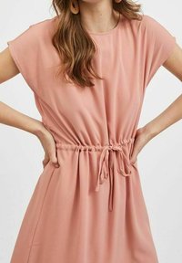 Růžové krátké šaty s krátkými rukávy, se sníženým pasem a stahovací šňůrkou. Vyrobené z měkké, lehké látky, jemně splývají a sahají do délky ke kolenům.