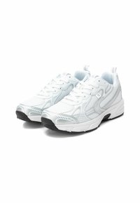 Zapatillas deportivas blancas con parte superior de malla, diseño texturizado y suela negra. Presentan cordones, tirador y cuello acolchado para mayor comodidad.