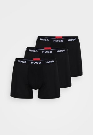 Sorte bomulds boxer briefs i en pakke med tre, med en bred sort elastik med hvid "HUGO" logo og rød accentmærke.