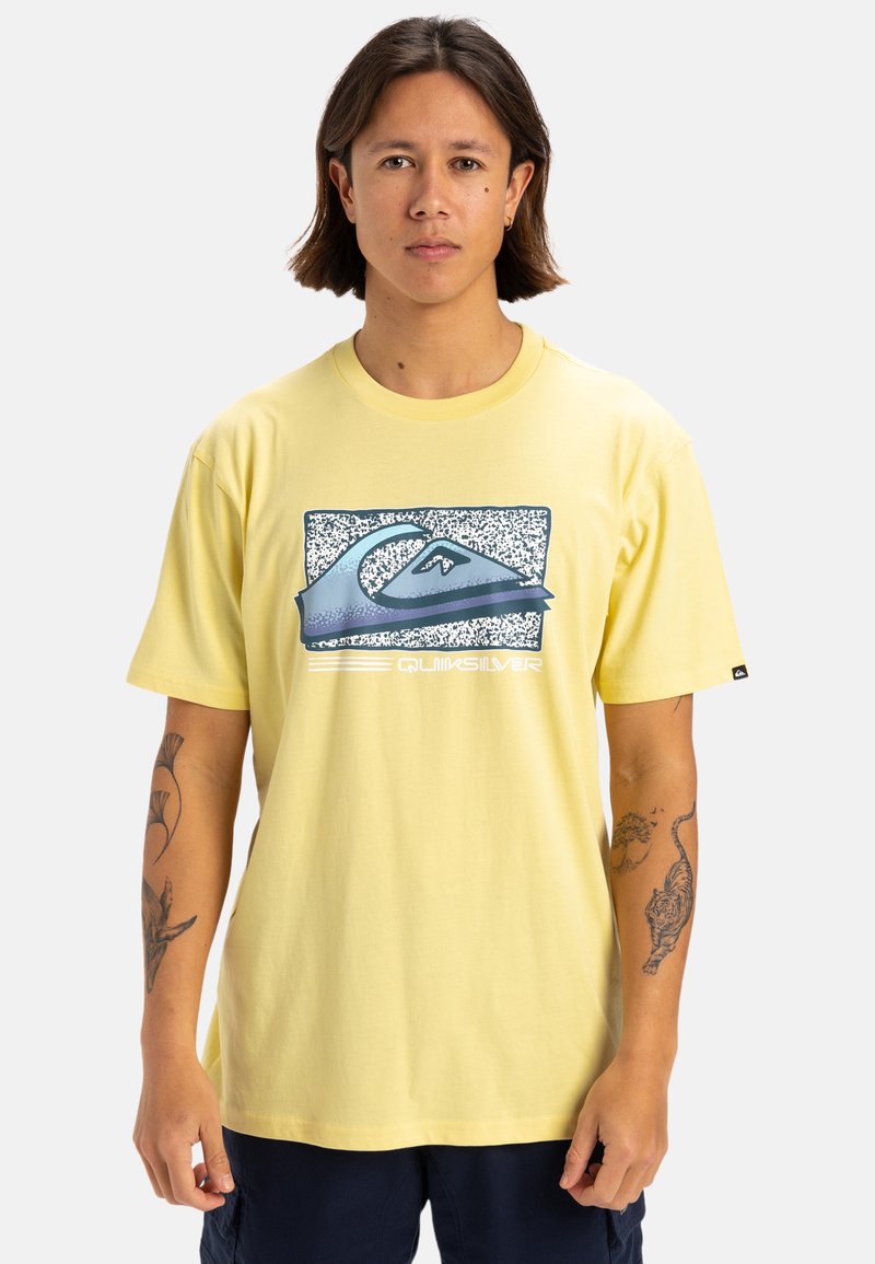 Camiseta de algodón amarilla con un logo gráfico azul que presenta un diseño de ola y texto. Mangas cortas y corte clásico.