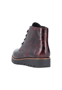 Bottines en cuir rouge texturé avec un bout arrondi, un dessus lacé à l'avant et une semelle en caoutchouc noire. Présente un logo embossé sur le côté.