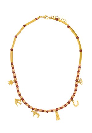 Złoty i brązowy naszyjnik z koralików z sześcioma złotymi zawieszkami: słońce, ptak, jagnię, zawieszka, podkowa i oko.
