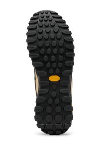 Pohja Vibram, jossa on syvä uramalli, pääasiassa musta, jossa on keltainen Vibram-logo, teksturoitu pinta pitoa varten, suunniteltu ulkokäyttöön.
