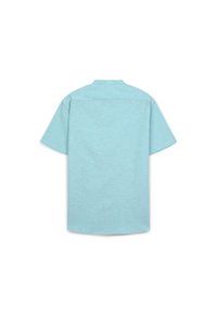 Camicia a maniche corte con bottoni in tessuto azzurro chiaro. Presenta un colletto e una texture liscia. La vista posteriore mostra un orlo dritto e nessun motivo.