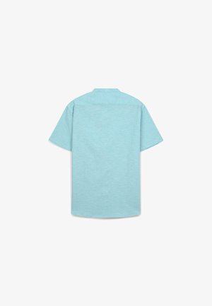 Hellblaues Kurzarmhemd aus einem weichen, strukturierten Stoff, mit Kragen und einem geraden Saum am unteren Rand.