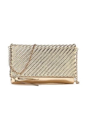 Złocista pleciona kopertówka z klapką na złożenie, suwakiem oraz dołączonym cienkim złotym łańcuszkiem na białym tle.