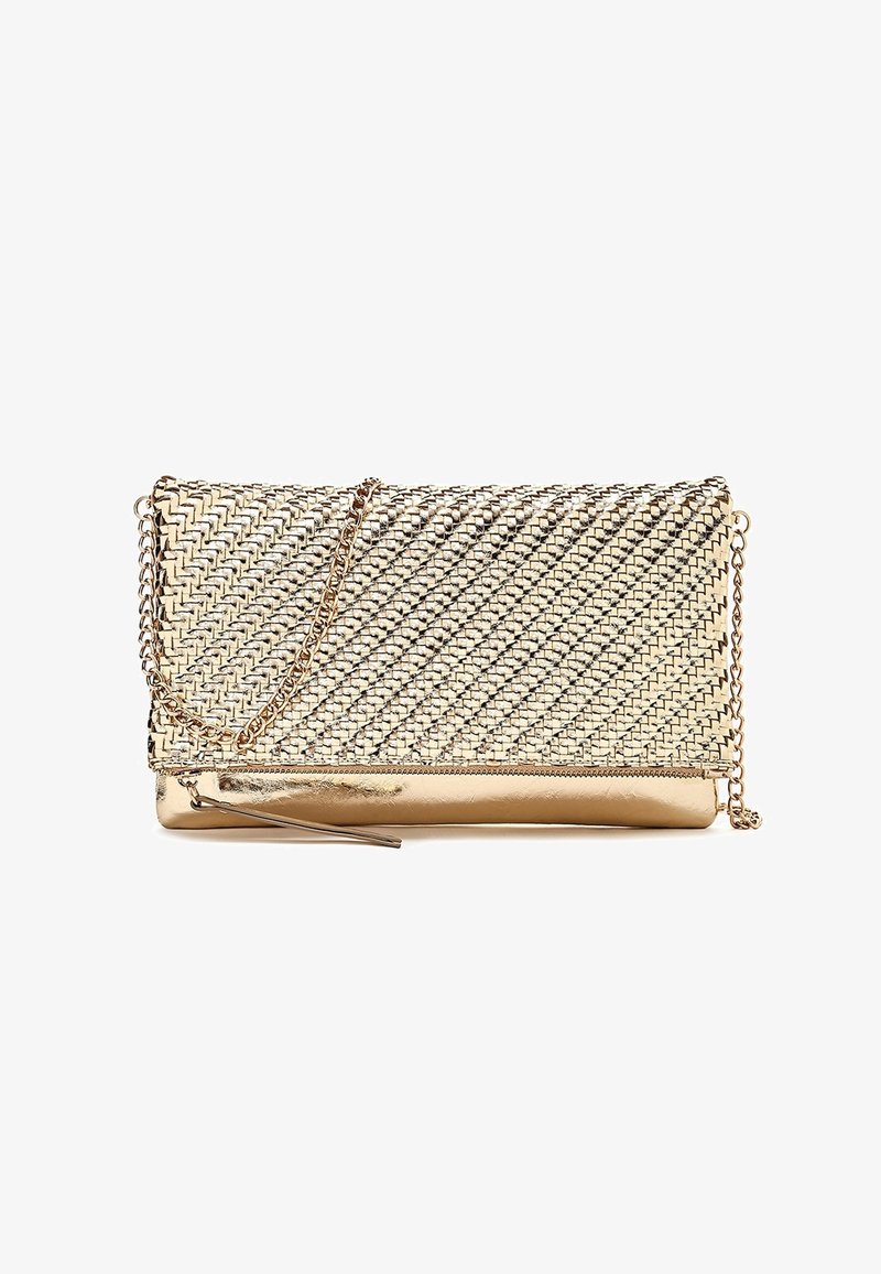 Bolso de mano tejido en tono dorado con solapa plegable, detalle de cremallera y correa delgada de cadena dorada adjunta sobre fondo blanco.