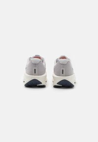 Nike Performance DOWNSHIFTER 13 - Løbesko til landevejen - light iron ore/thunder blue/total orange/sail