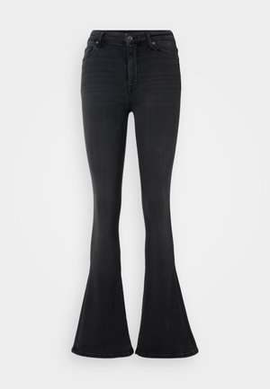 Fekete, bővülő farmernadrág, magas derekú, öt zsebes kialakítással, sima textúrával és standard varrott részletekkel.