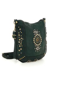 Borsa a tracolla in pelle verde con decorazioni floreali metalliche, dettagli dorati e forma arrotondata. Dotata di tracolla regolabile.