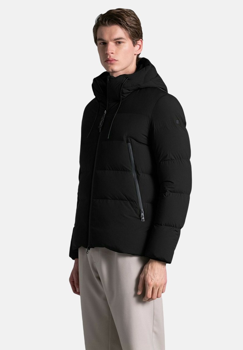 Sort puffjakke med hætte, der har vandrette kviltede sektioner, lynlåslommer på siden og et strømlinet design. Glat tekstur, moderne silhuet.