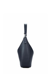 Sac à épaule en cuir noir avec une surface texturée, une forme effilée et une seule poignée. Présente du matériel en argent et un design minimaliste.