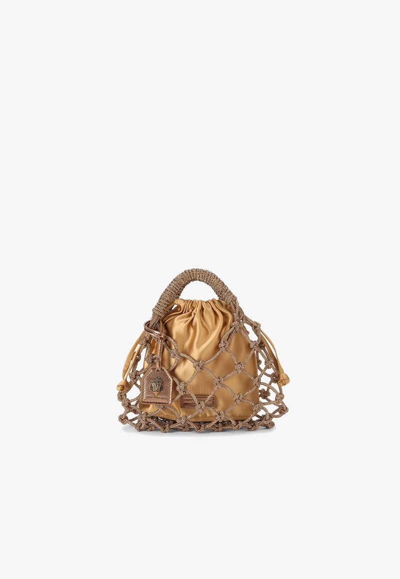 Borsa a secchiello in raso dorato con un esterno a rete intrecciata. Presenta una chiusura a coulisse e un'etichetta decorativa sul lato.