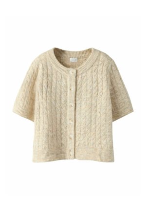 Crème-kleurige korte mouwen cardigan met een kabelbreipatroon, ronde halslijn en vijf knopen aan de voorkant. Zachte textuur.