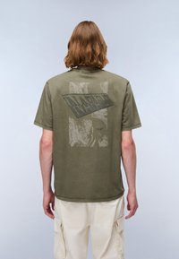Napapijri AREN - Printtipaita - tea leaf g a