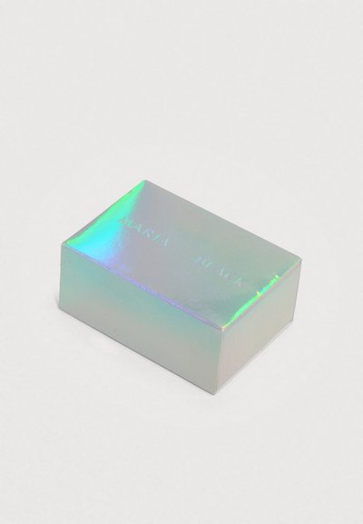 Rektangulær æske med en blank, holografisk finish, der har præget tekst "MARIA BLACK" på toppen. Glat tekstur med skarpe kanter.