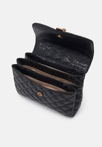 Černá prošívaná peněženka vyrobená z texturovaného materiálu, obsahující tři přihrádky, zlaté zacvakávací uzávěr a vzorované vnitřní části.