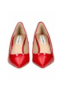 Escarpins en cuir verni rouge avec un design à bout pointu et des découpes latérales. L'intérieur présente une doublure beige lisse et une semelle intérieure de marque.