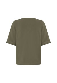 Haut à manches courtes vert olive avec un dos droit, des poignets de manches repliés et un col simple, présenté sur fond blanc.