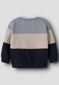 Długi rękaw bluza z szerokimi poziomymi paskami w jasnym niebieskim, beżowym i granatowym kolorze, pokazana z tyłu na szarym tle.
