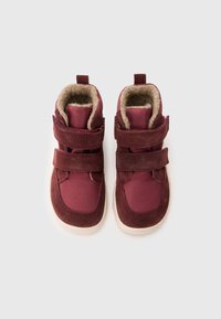 Botas infantis bordeaux com faixas de velcro, interior macio e soleira acolchoada. Feitas em materiais têxteis e camurça.