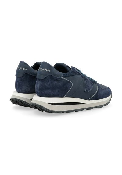Marineblaues Wildleder- und Leder-Sneaker mit einer dicken weißen Zwischensohle, strukturiertem schwarzen Gummi-Außensohle und Schnürsystem mit blauen Akzenten.