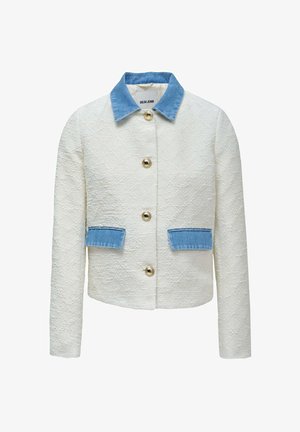 Cremefarbene Jacke mit blauen Denim-Kragen und Taschenklappen, vorne mit vier goldenen Knöpfen versehen.