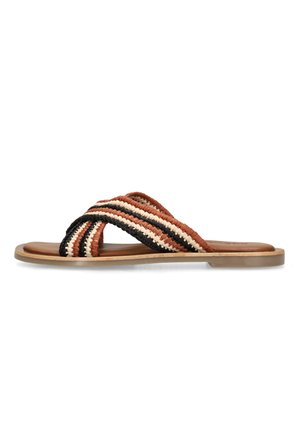 Platte sandaal met bruine leren zool en gevlochten kruisbandjes in bruine, zwarte en beige strepen.