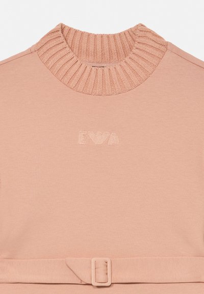 Jersey rosa claro con cuello alto acanalado, texto bordado "EVA" en el pecho y cinturón de tela a juego con hebilla rectangular.