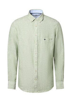 Chemise en lin vert clair avec un col boutonné, des manches longues, une poche frontale et un petit logo sur la poitrine. Tissu texturé.