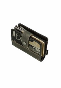 Billetera de cuero verde con acabado texturizado, que cuenta con un cierre de solapa, múltiples compartimentos para tarjetas y un diseño estampado visible en el interior.