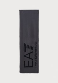 Écharpe gris foncé en tissu doux, avec une texture mat. Elle présente un logo noir bien visible et le texte : "EA7 EMPORIO ARMANI."