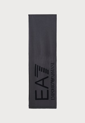 Sciarpa grigia scura realizzata in tessuto morbido, con una texture opaca. Presenta un logo nero prominente e il testo: "EA7 EMPORIO ARMANI."