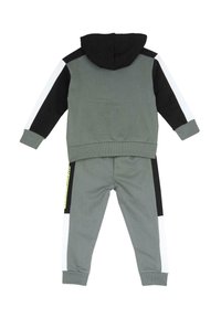 Huvtröja och byxor i olivgrön, svart och vit. Har en färgblockerad design och ribbade muddar för komfort.