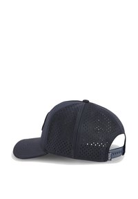 Casquette bleu marine avec un design perforé, sangle réglable à l'arrière et visière incurvée, fabriquée à partir de matériau respirant.