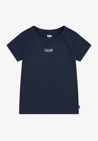 Marineblauwe t-shirt met korte mouwen, gemaakt van textuurstof, met een klein wit Levi's-logo op de borst en een ronde halslijn.